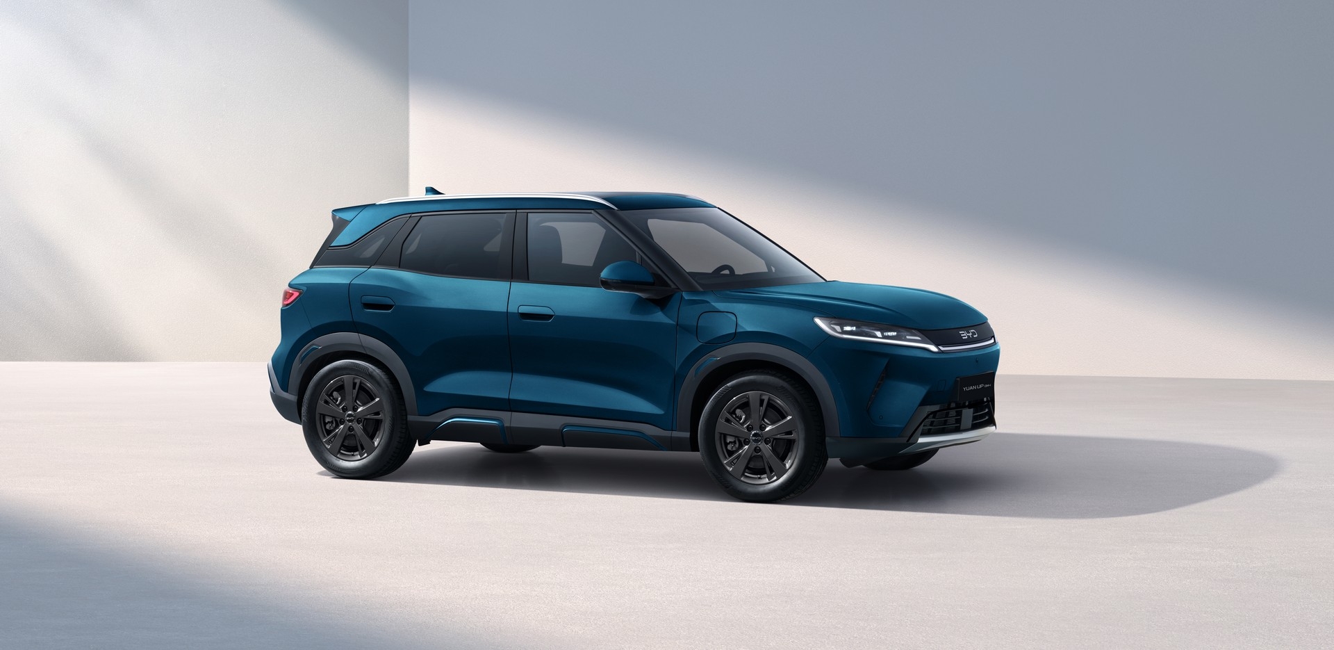 BYD YUAN UP DM-i Выразительные изгибы в сочетании с динамичным дизайном